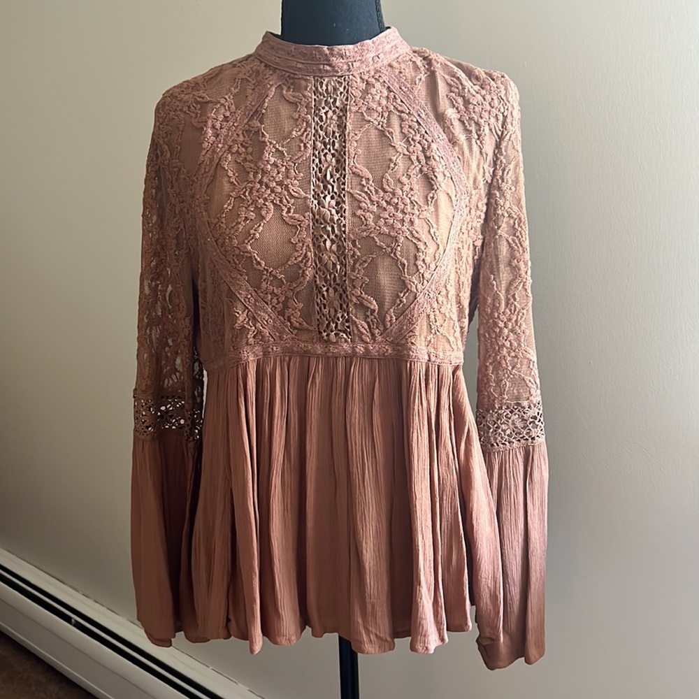 American Eagle boho babydoll blouse with bell sleeves and lace upper & sleeves